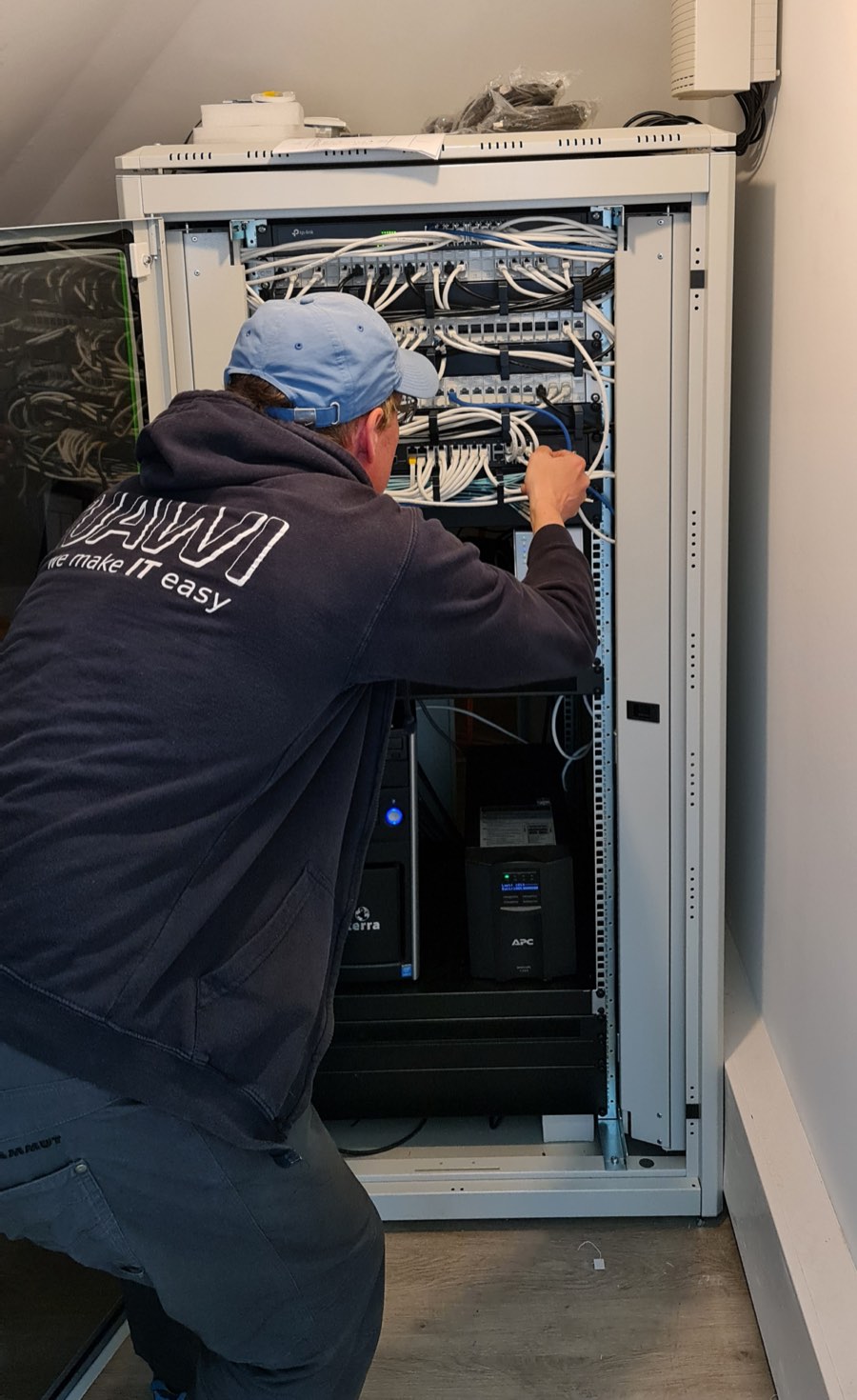 Techniker von TUAWI.com verkabelt einen Serverschrank
